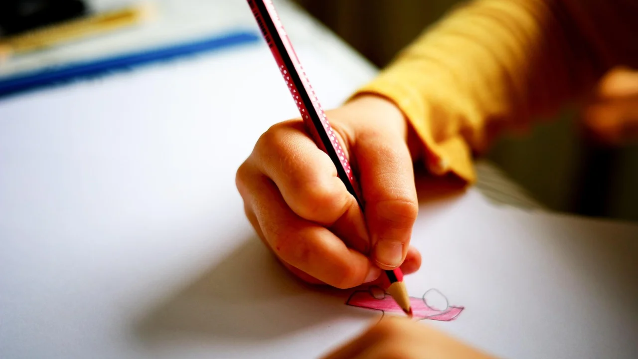 Responsável conversa com criança após a saída da escola