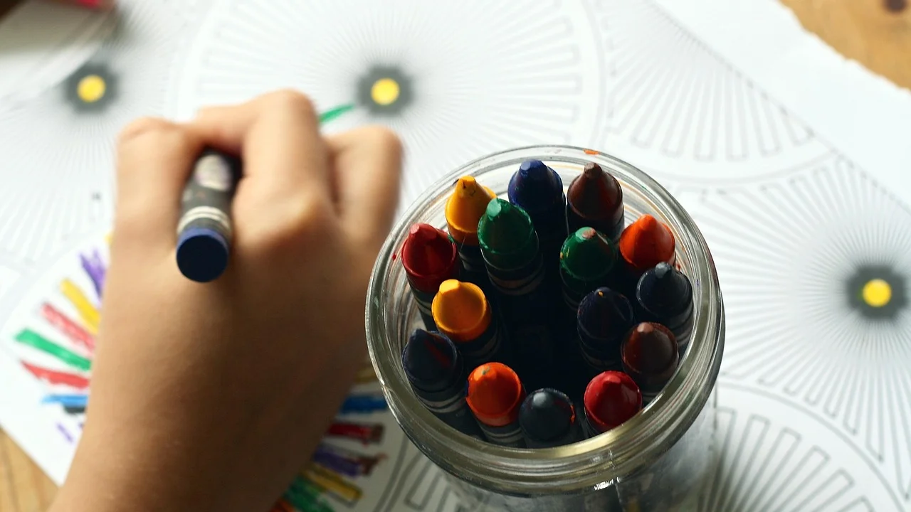 Crianças participam de atividade coletiva no pátio escolar