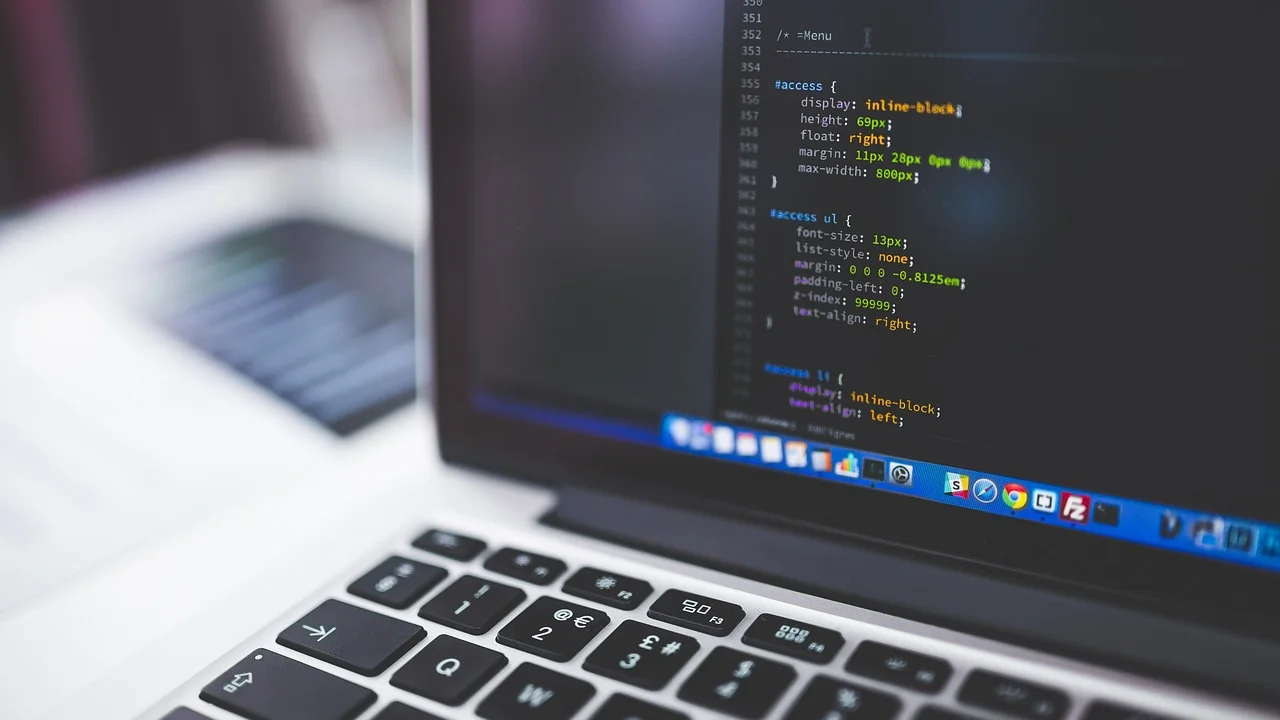 Área de trabalho de computador usada para tarefas diárias.