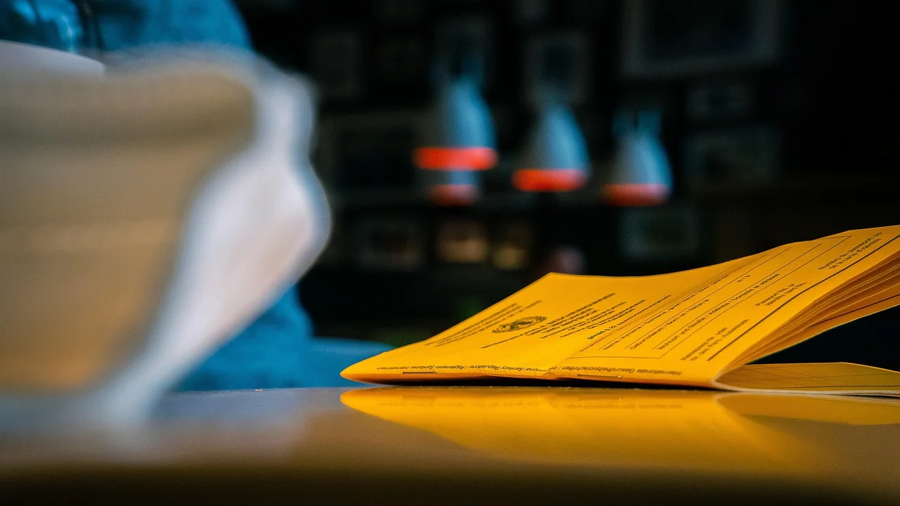 Profissional de saúde preenchendo documento médico em consultório.