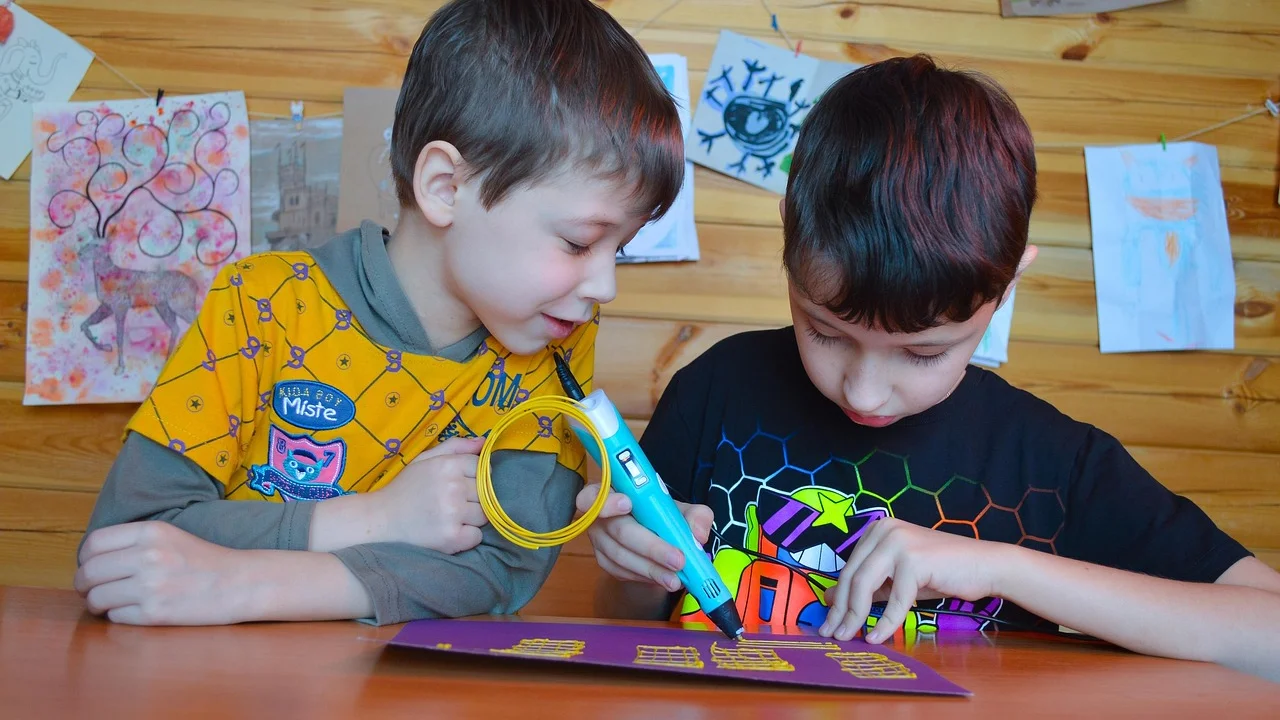 Adulto acompanha atividade manual infantil com segurança.