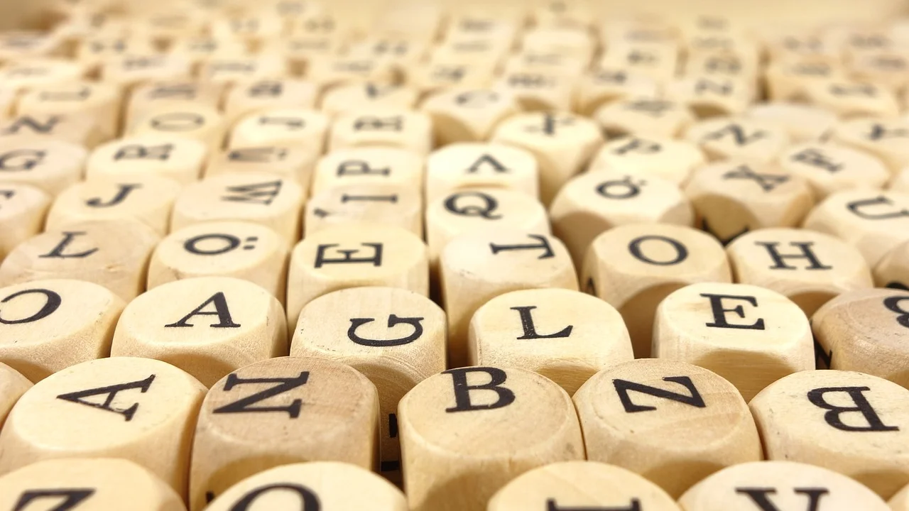 Crianças explorando letras móveis em atividade coletiva