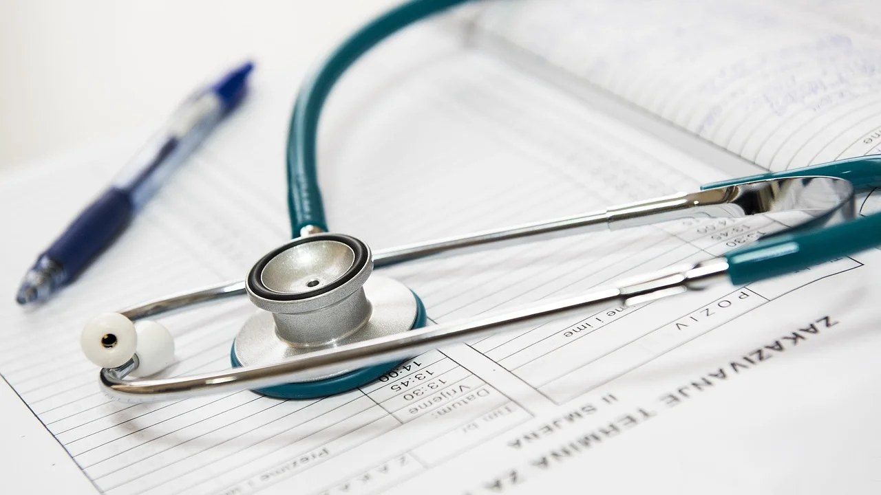 Documentos médicos organizados para o pedido previdenciário