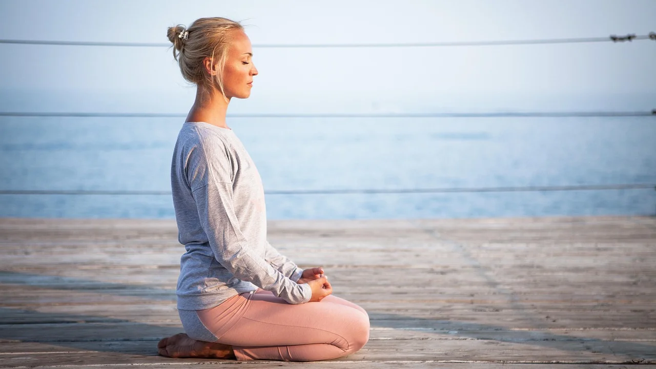 Postura sentada confortável para uma pausa de respiração consciente.