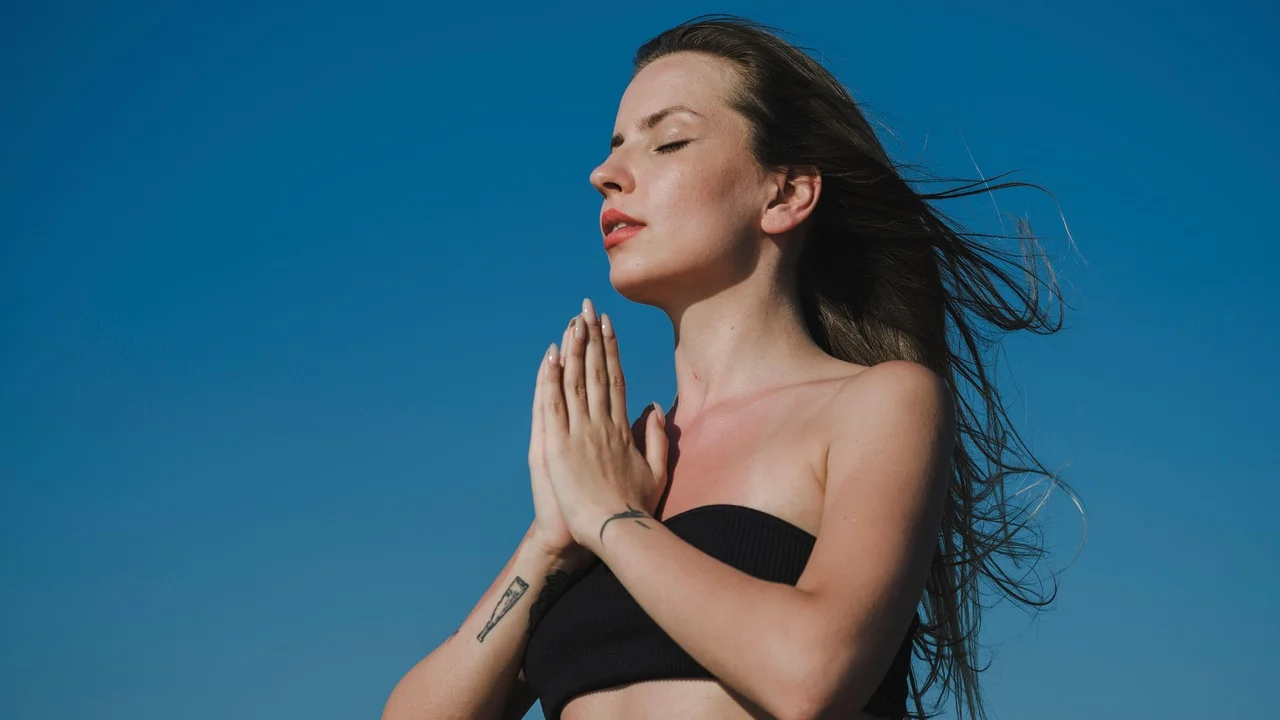 Expiração lenta pode favorecer uma sensação de relaxamento.