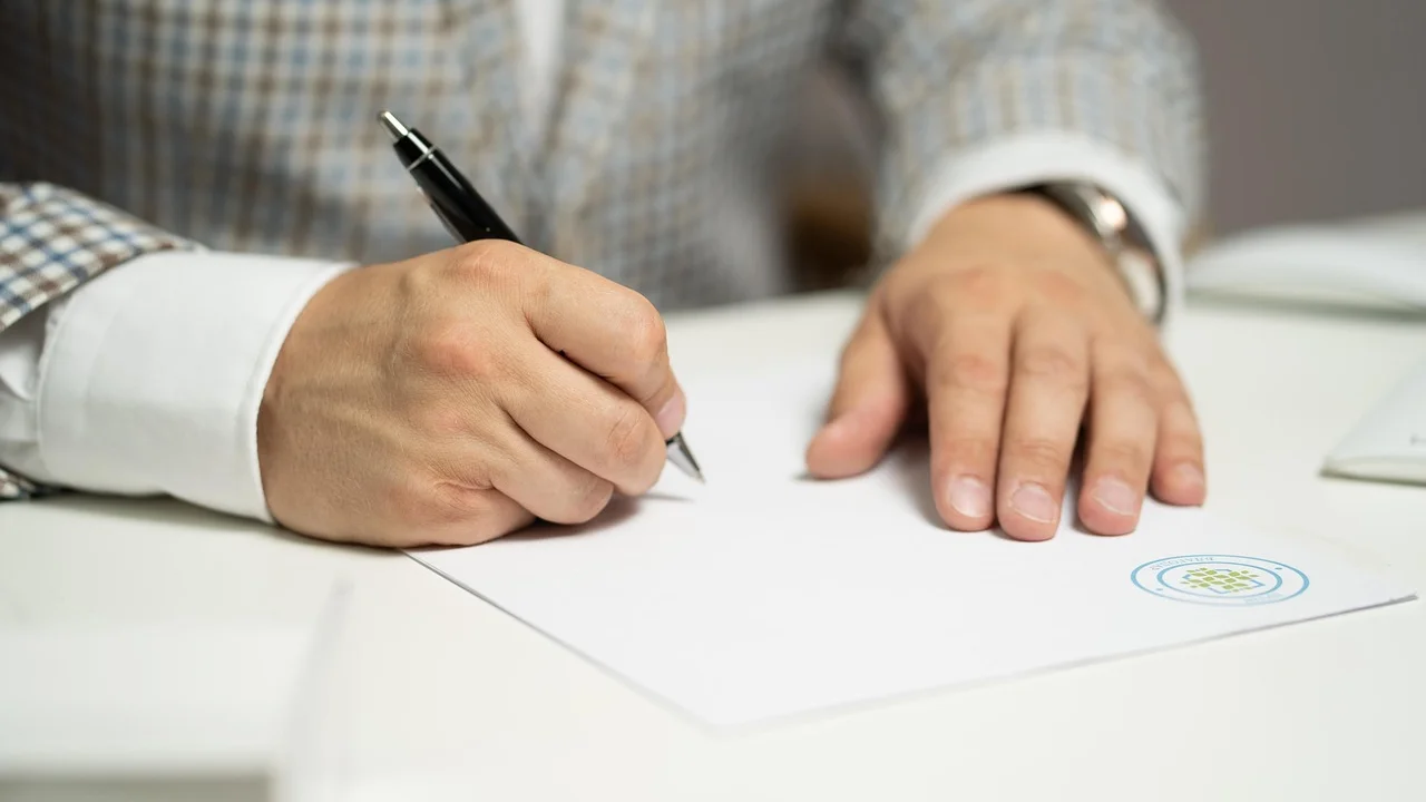 Pessoa idosa organiza documentos para solicitar um benefício assistencial.