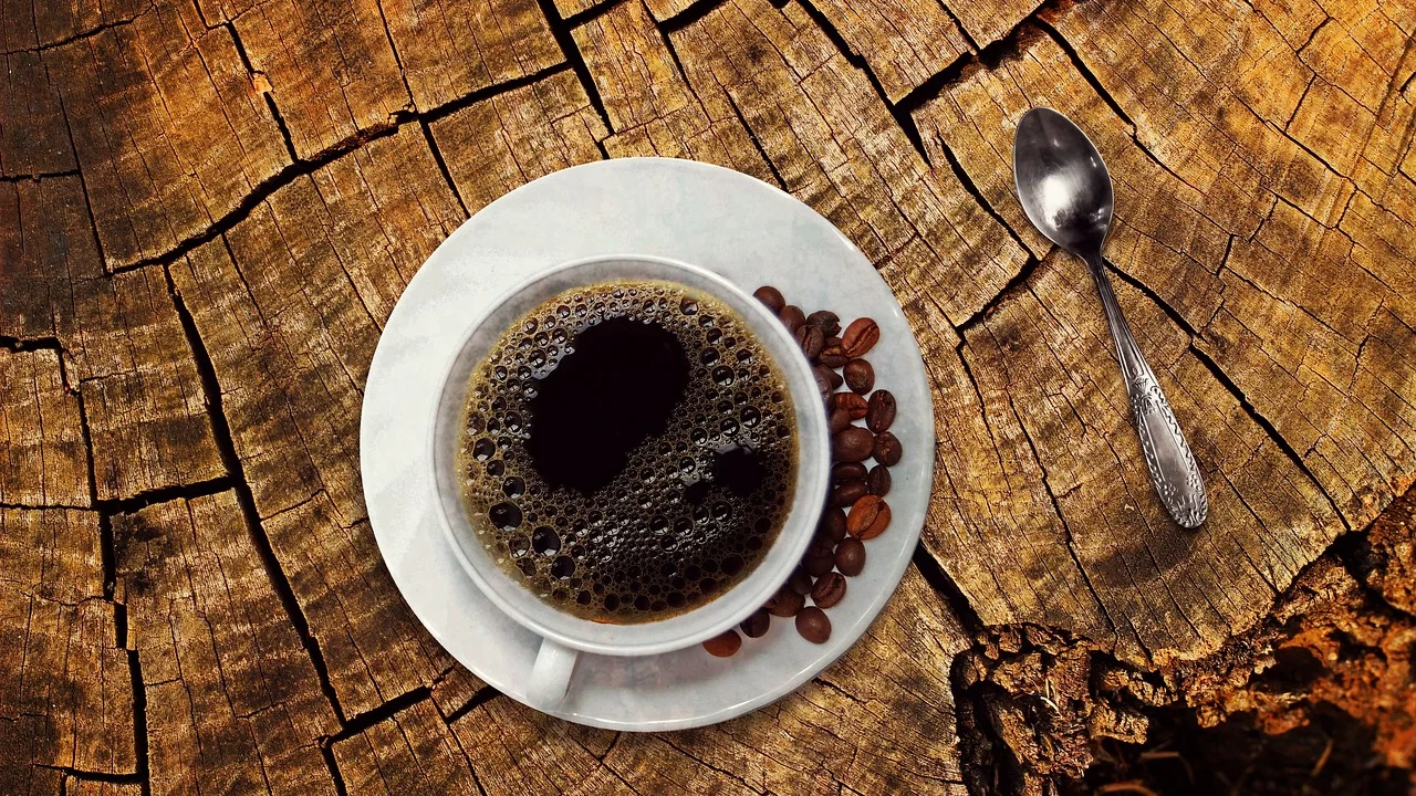 Xícara de café coado servida em uma mesa de café da manhã.