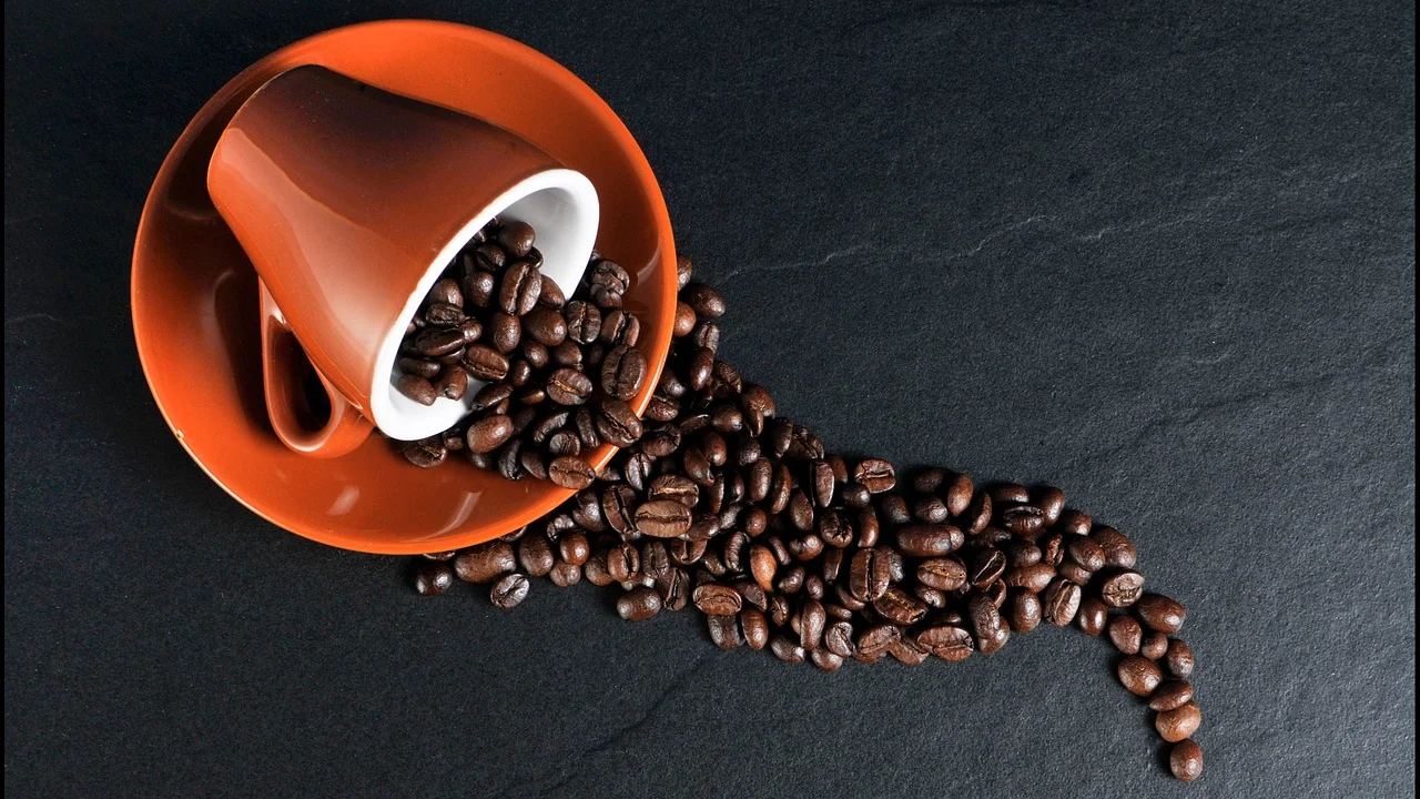 Pessoa avaliando o consumo de café durante a rotina de trabalho.