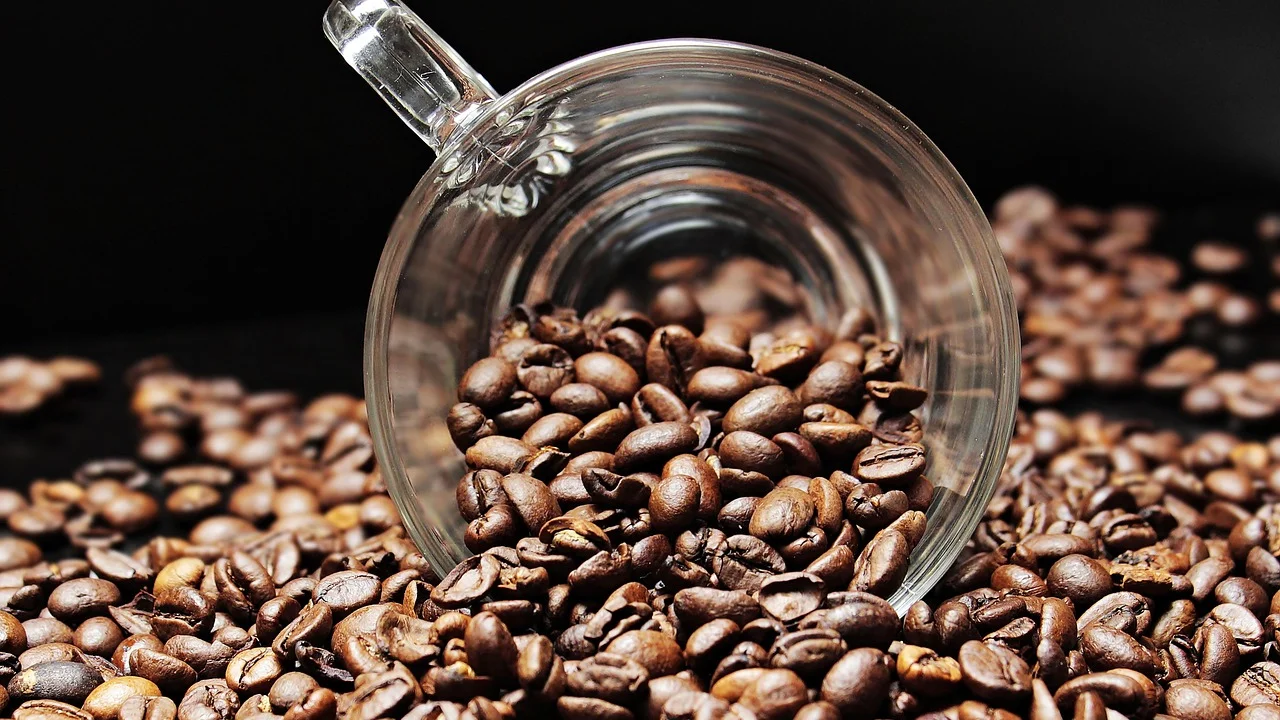 Café espresso em pequena xícara sobre pires.