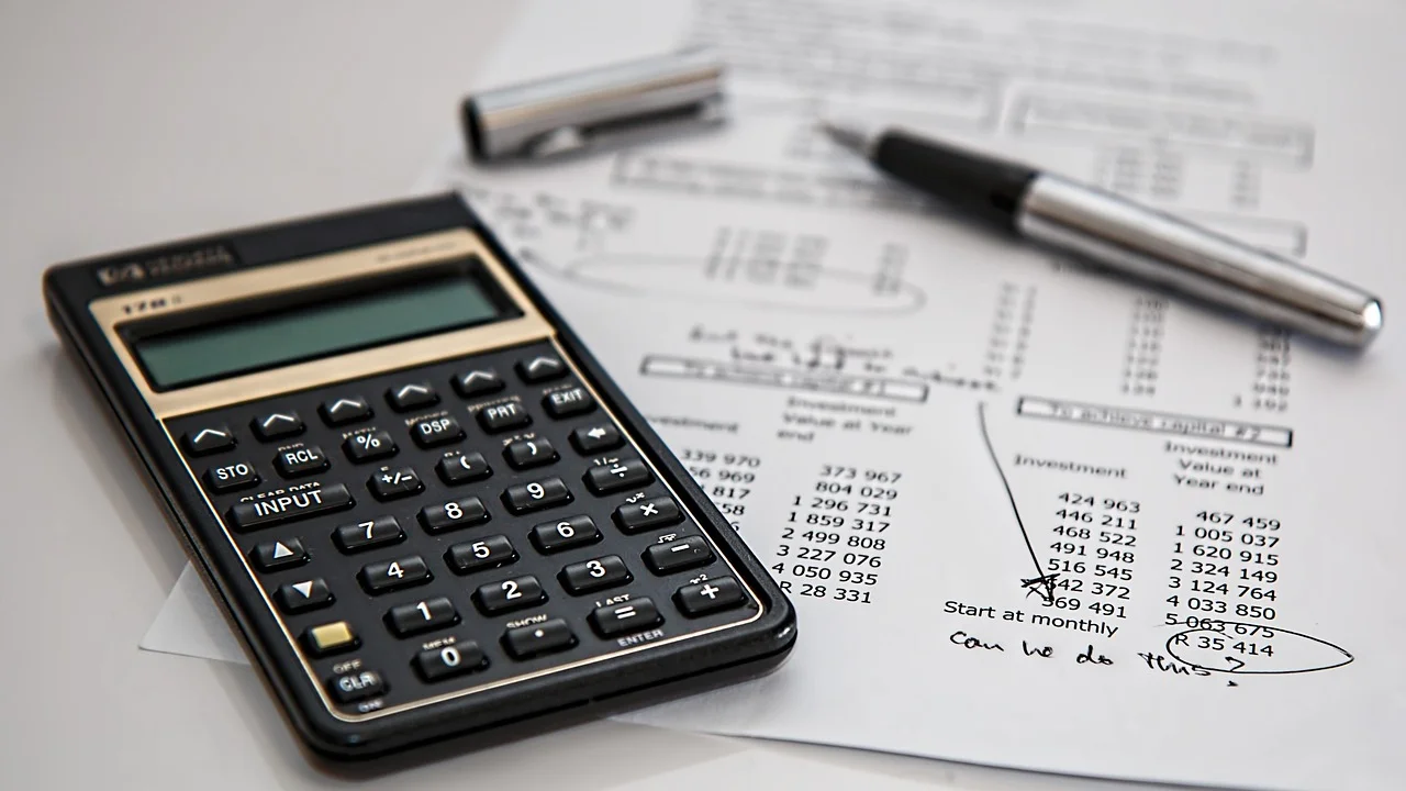 Pessoa organiza documentos para consultar a regularidade fiscal.