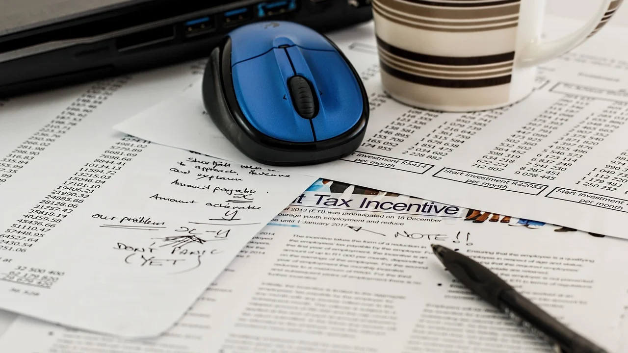 Documentos empresariais reunidos para uma solicitação oficial.