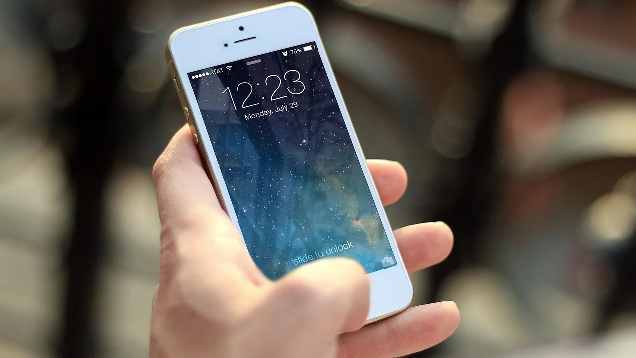 Celular protegido com senha para acesso a documentos digitais.