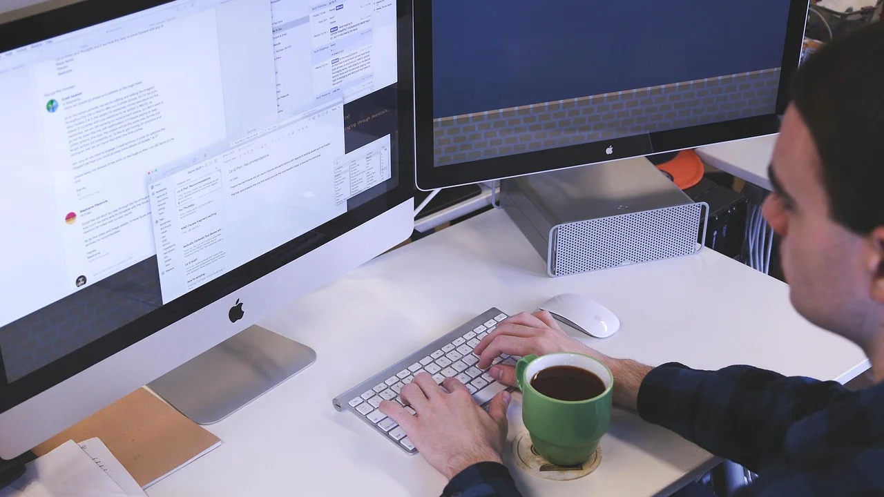 Indicadores de desempenho do computador em monitor.