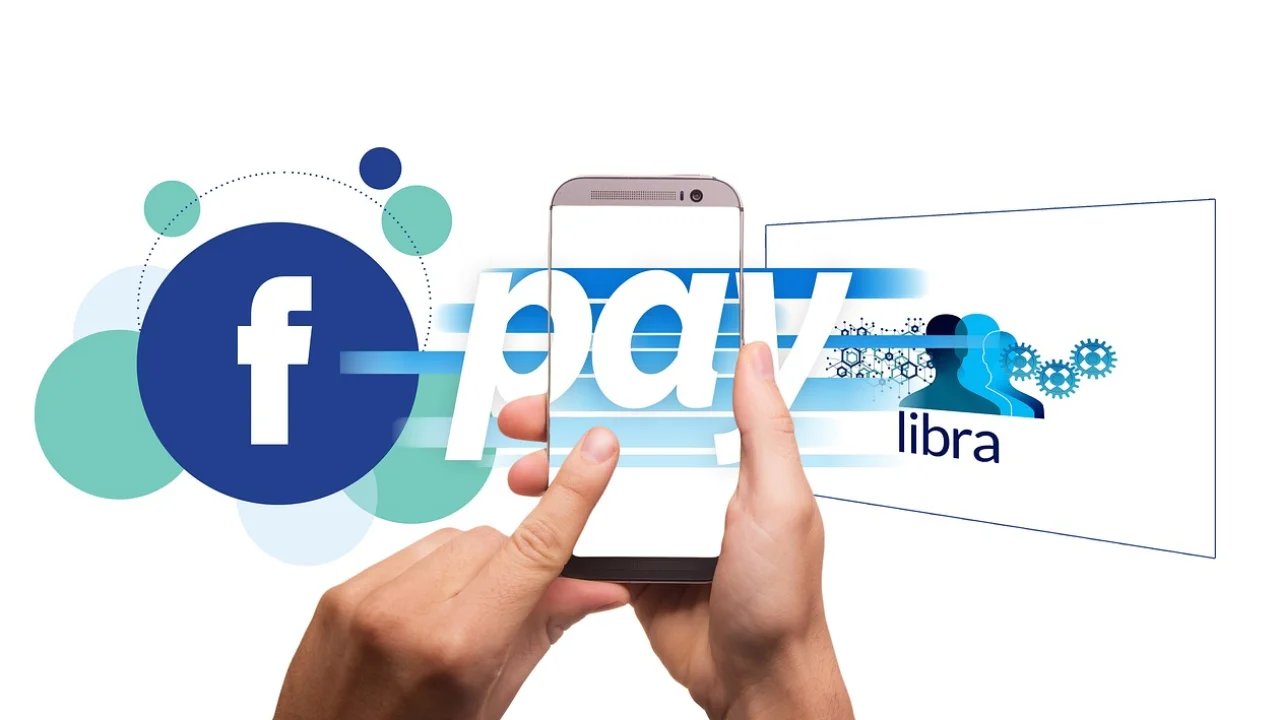 Cartão bancário e smartphone usados em pagamento digital