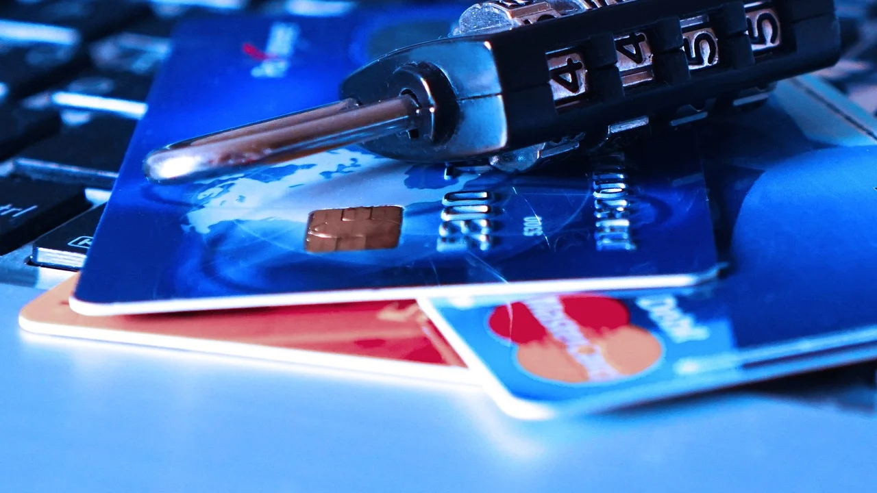 Pessoa consultando o andamento de um documento de identidade no celular.