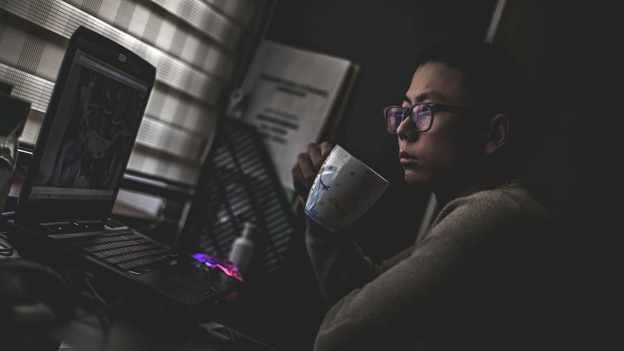 Navegador com abas em tema escuro em um computador