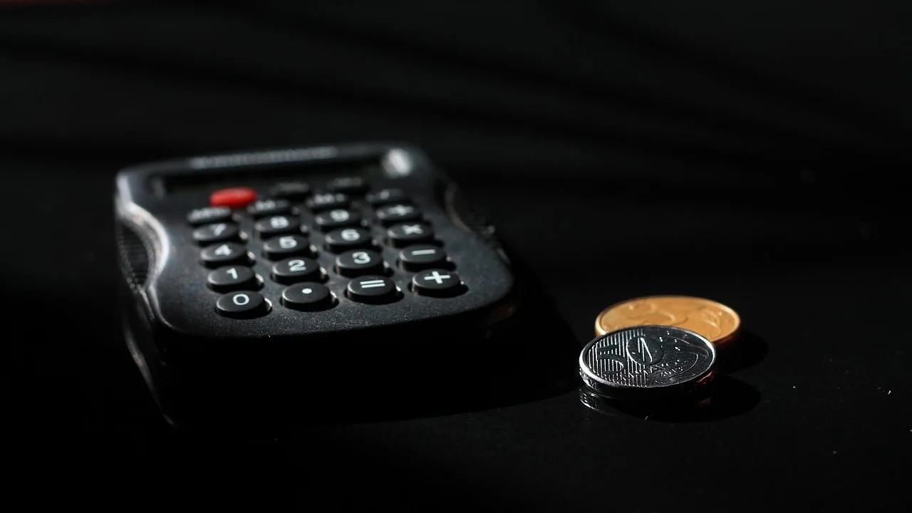 Calculadora e contracheque usados para conferir a gratificação natalina