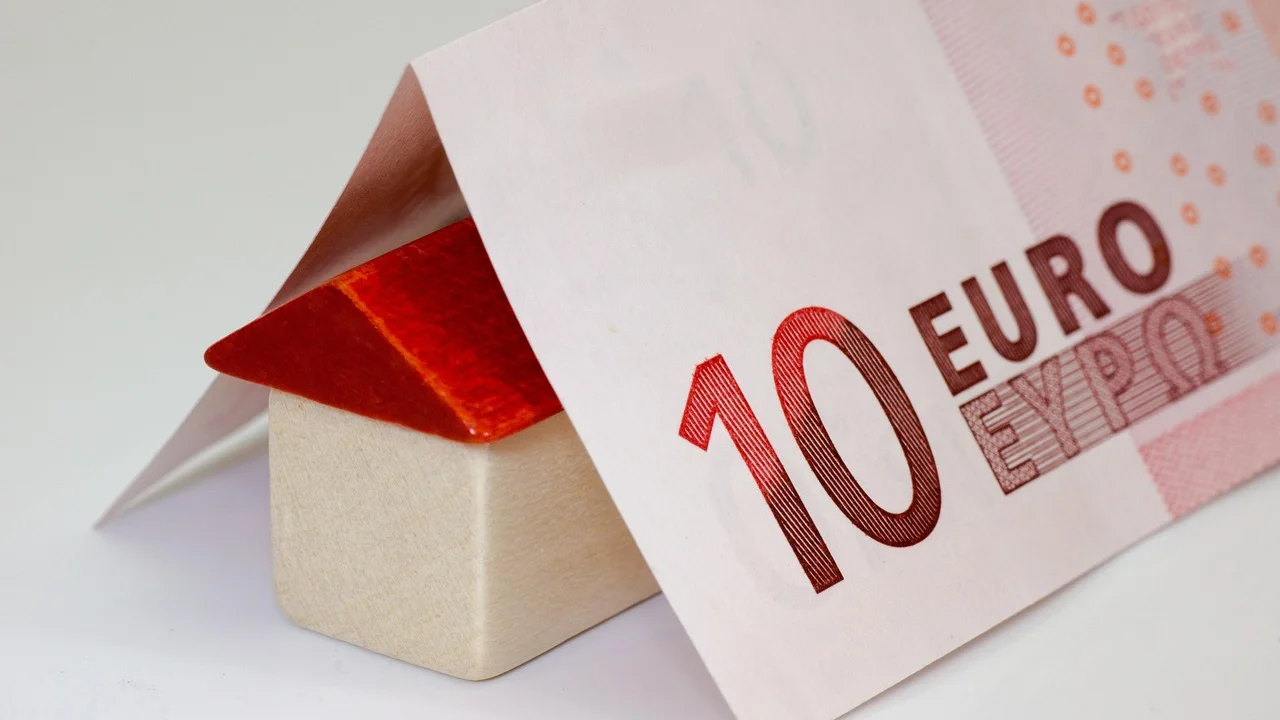 Documentos financeiros organizados para comparar taxas de crédito