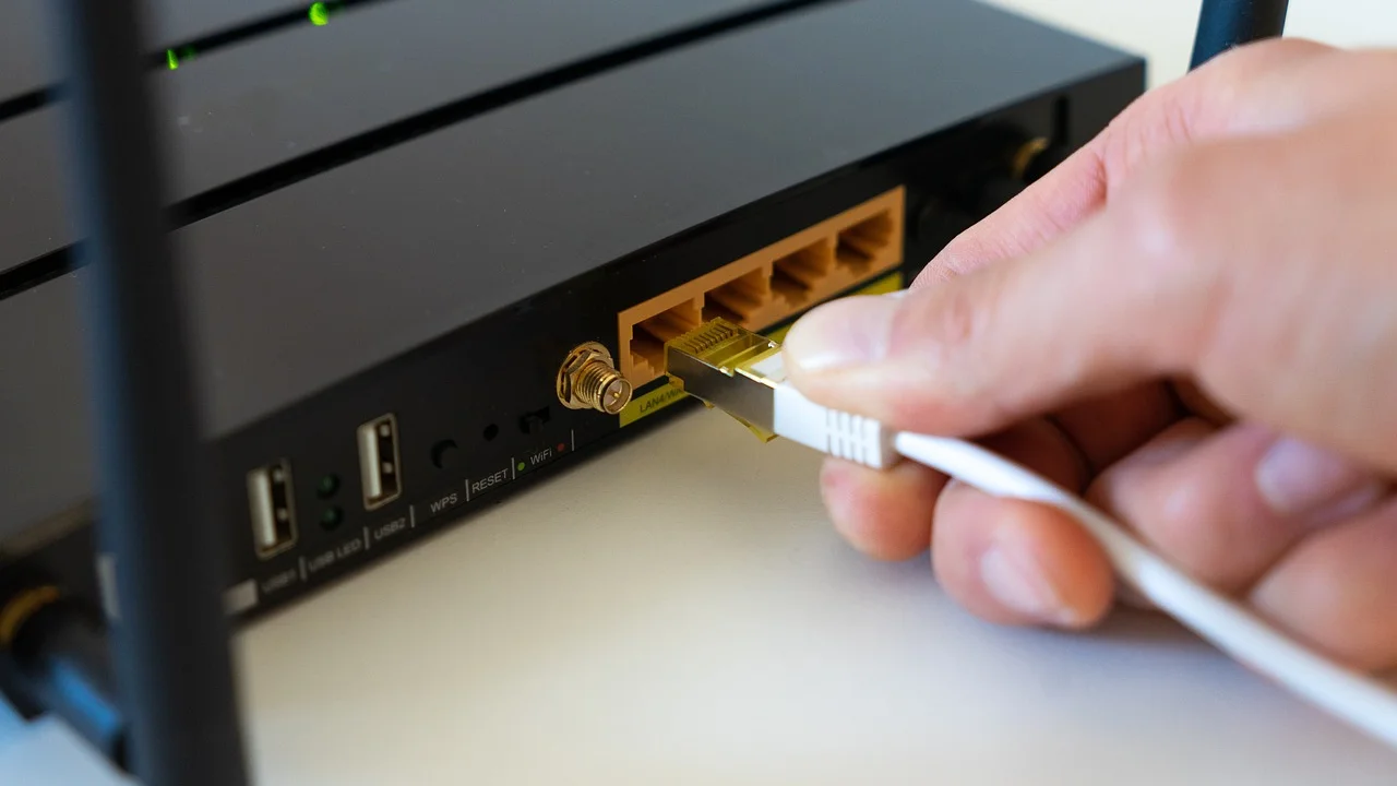 Cabos Ethernet conectados entre modem e roteador