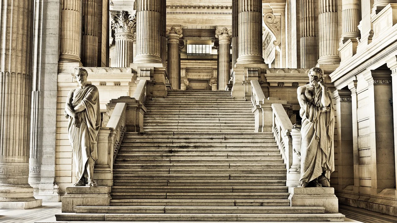 Cidadão verifica número de processo em dispositivo digital