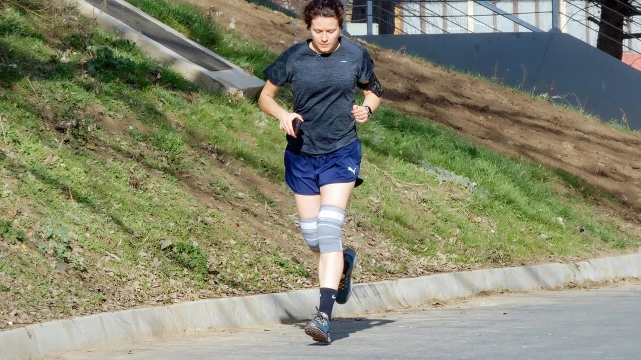 Tênis e garrafa de água preparados antes do exercício