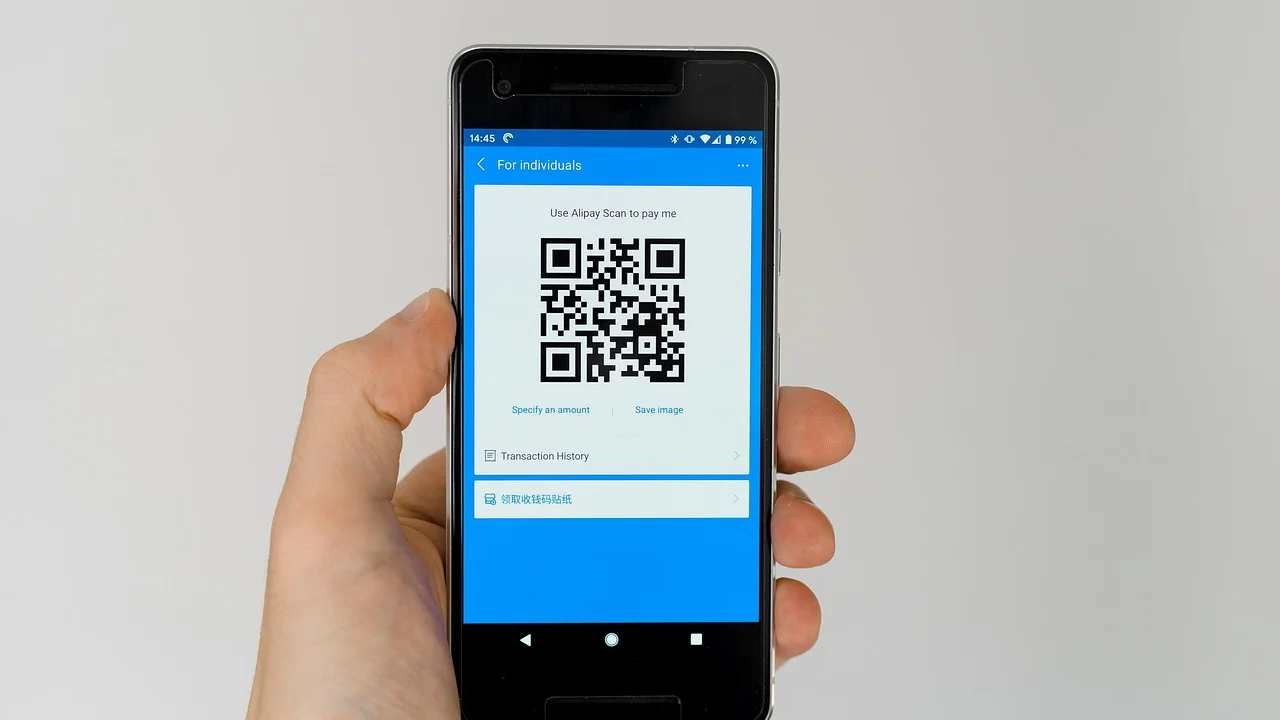 Celular escaneando um QR Code em material impresso.