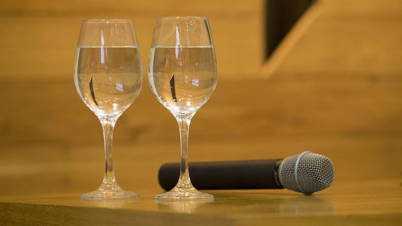 Fonoaudióloga orientando cuidados para a saúde vocal