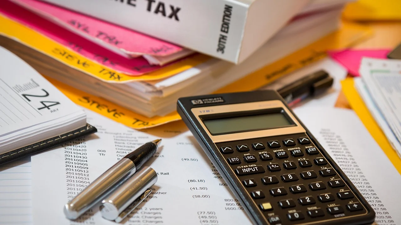 Calculadora e recibos usados no controle financeiro do negócio.