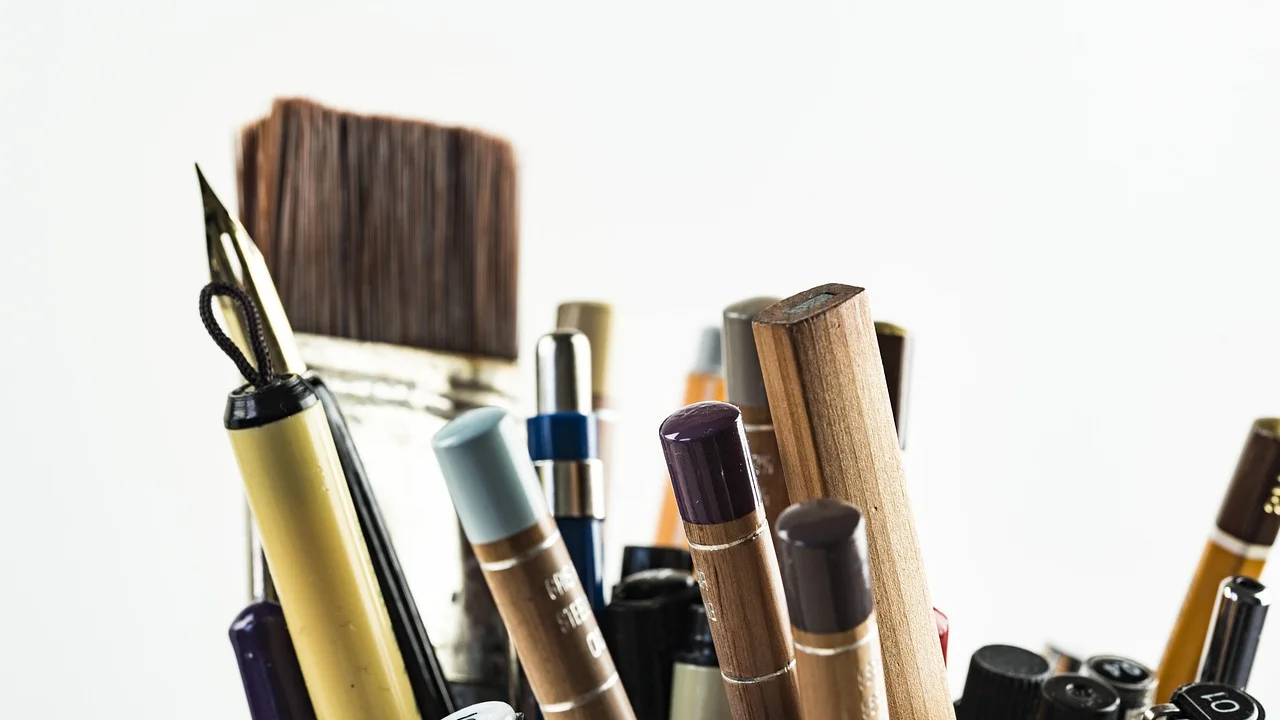 Materiais escolares organizados sobre uma mesa antes da compra.