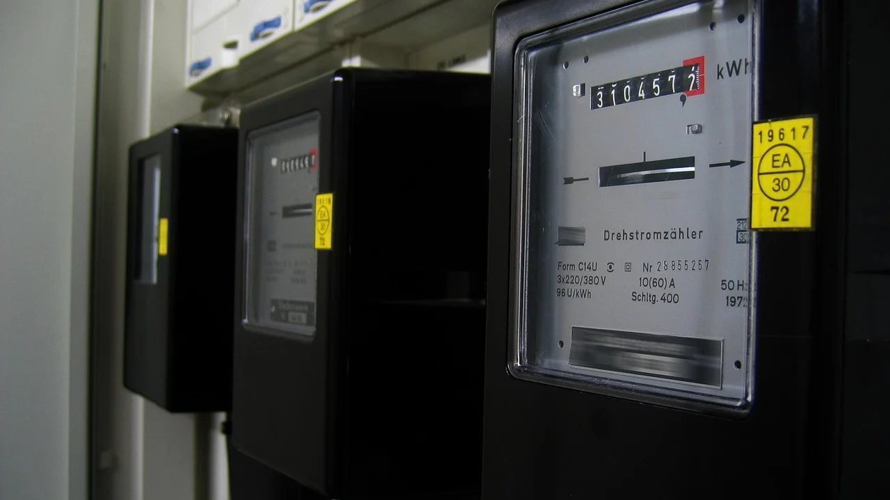 Medidor de energia elétrica instalado em área externa residencial.