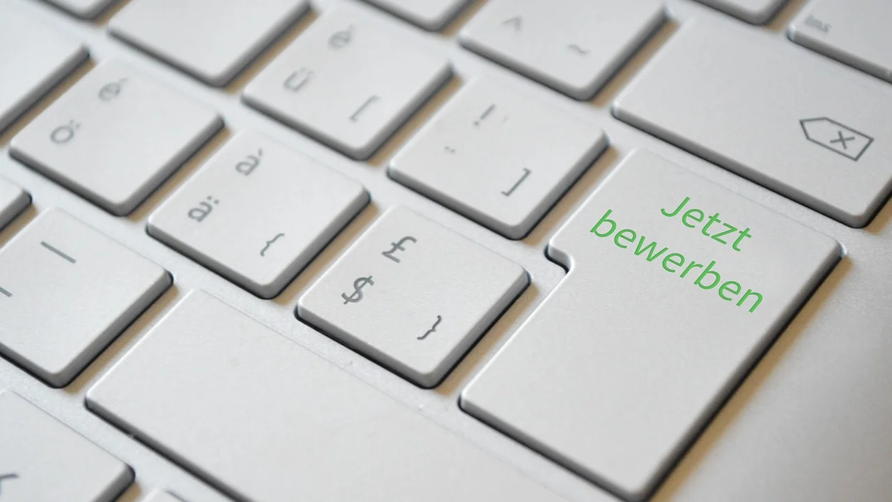 Candidato preenchendo perfil profissional online