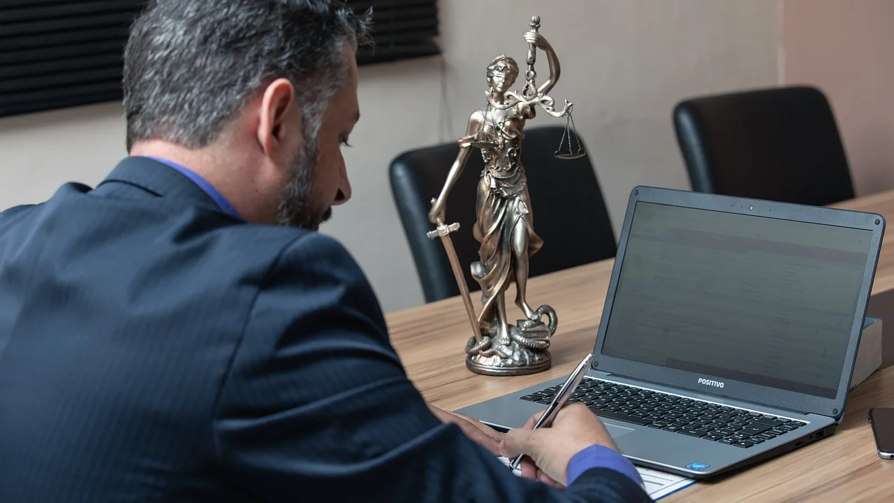 Pessoa consulta dados de precatório em portal judicial