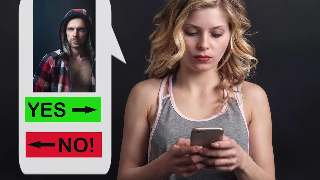 Usuário protegendo senha e dados de acesso no smartphone
