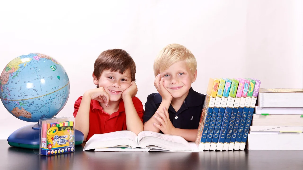 Letras móveis ajudam a explorar sons e formar palavras.