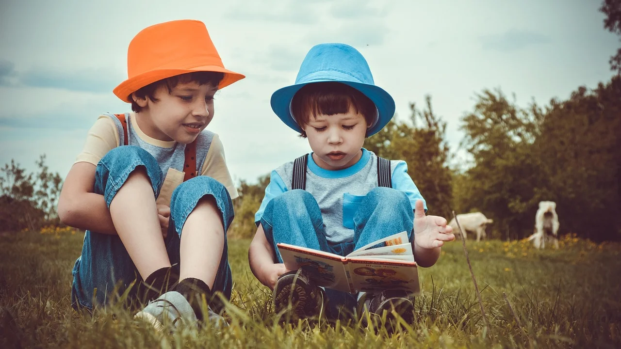 Livros ao alcance incentivam momentos espontâneos de leitura.