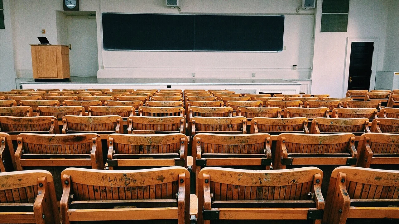 Cartazes com palavras apoiam o estudo de encontros consonantais.
