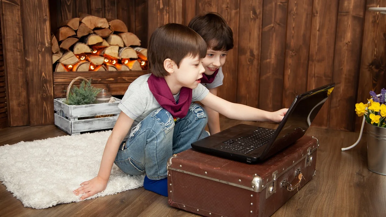 Usuário conferindo informações antes de enviar uma solicitação online.