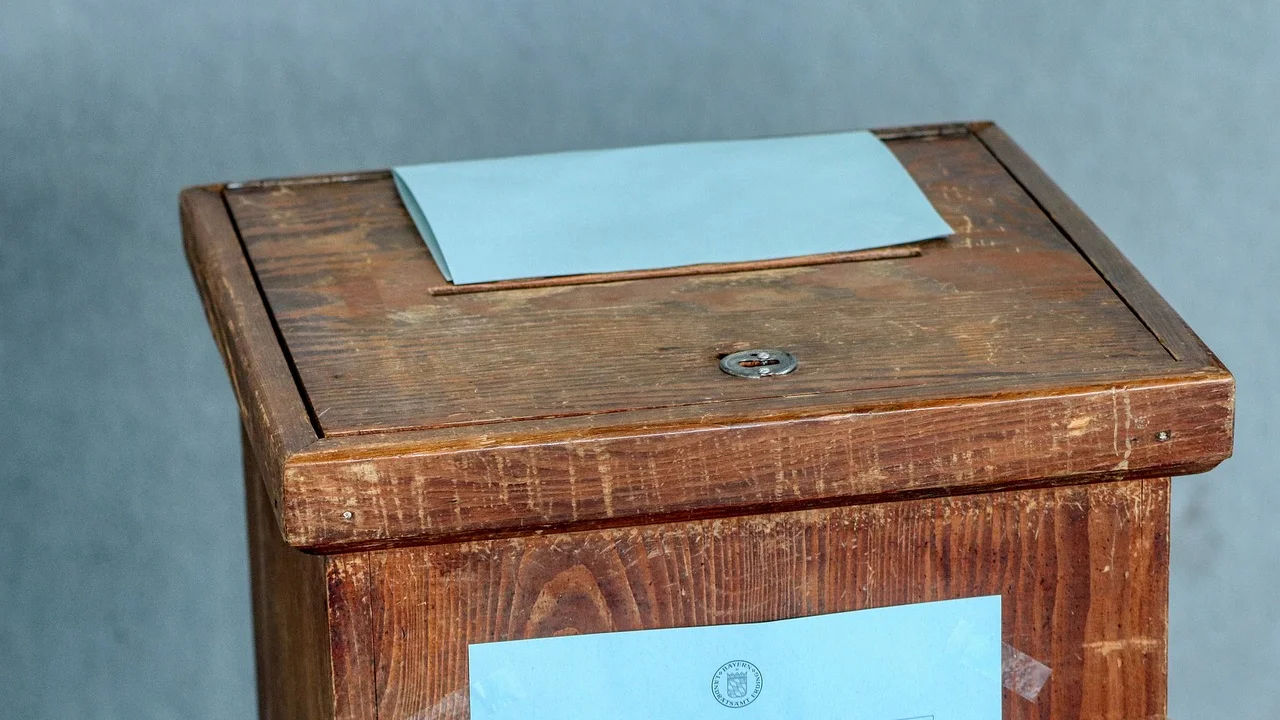 Computador aberto em página de serviços eleitorais oficiais.