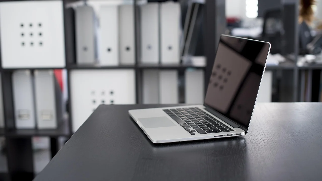 Contador analisa informações de folha de pagamento no computador