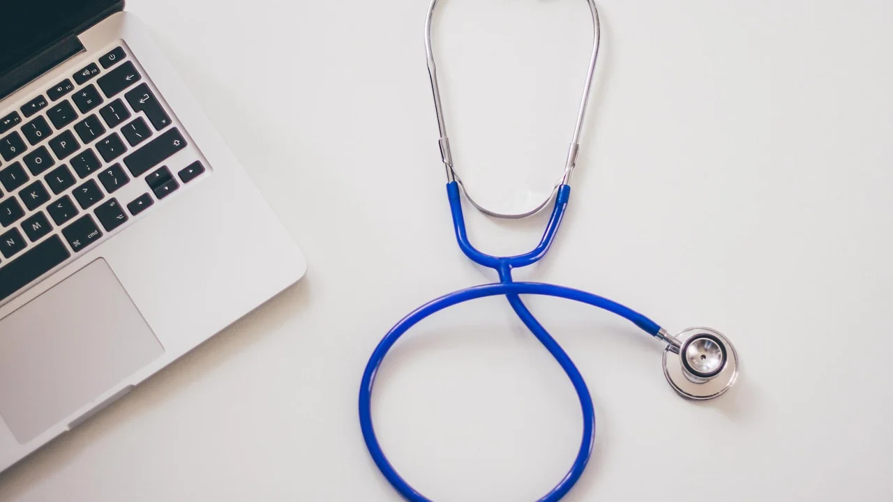 Tela de login com cuidados para proteger dados de saúde.