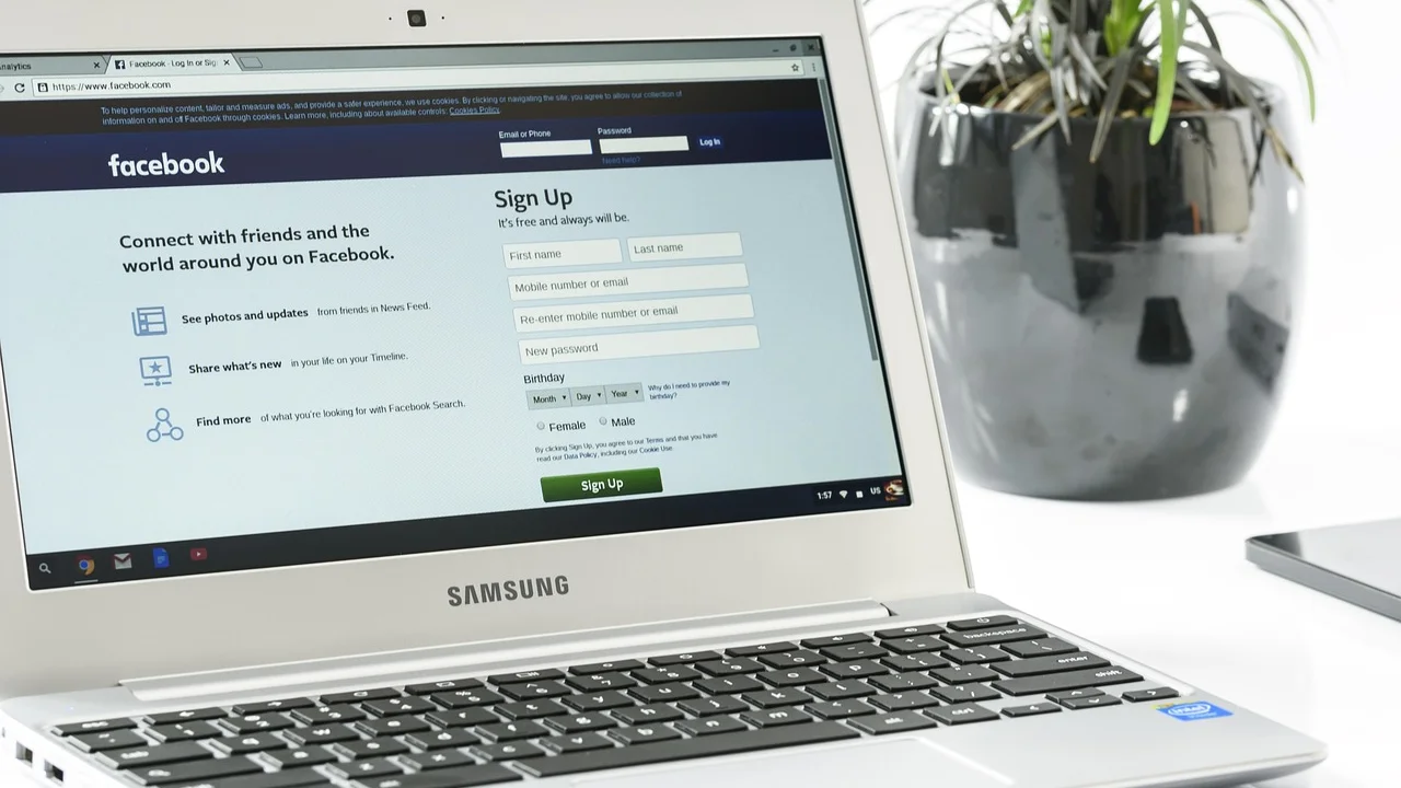 Servidor consulta informações funcionais pelo computador.