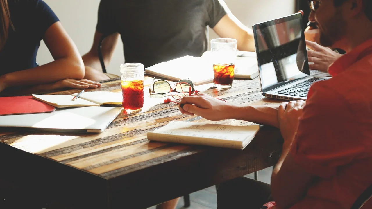 Profissional participando de chamada em home office