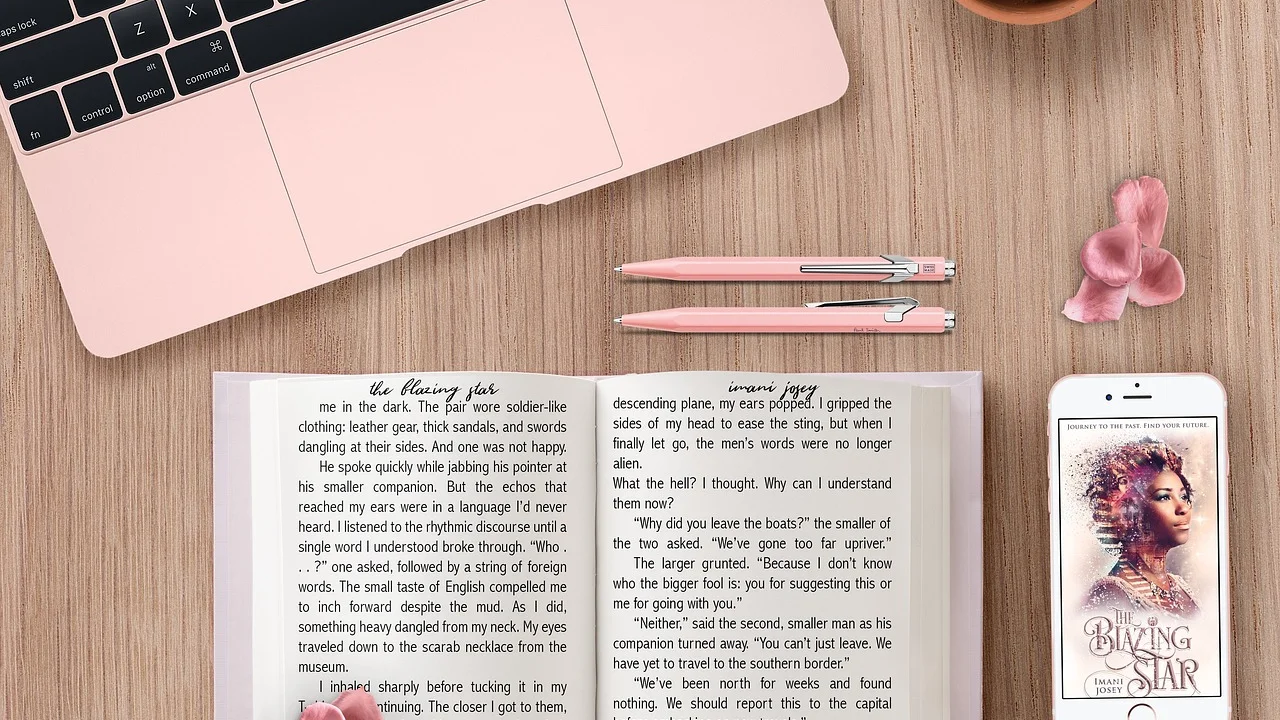 Responsável e adolescente compartilham um momento de leitura.