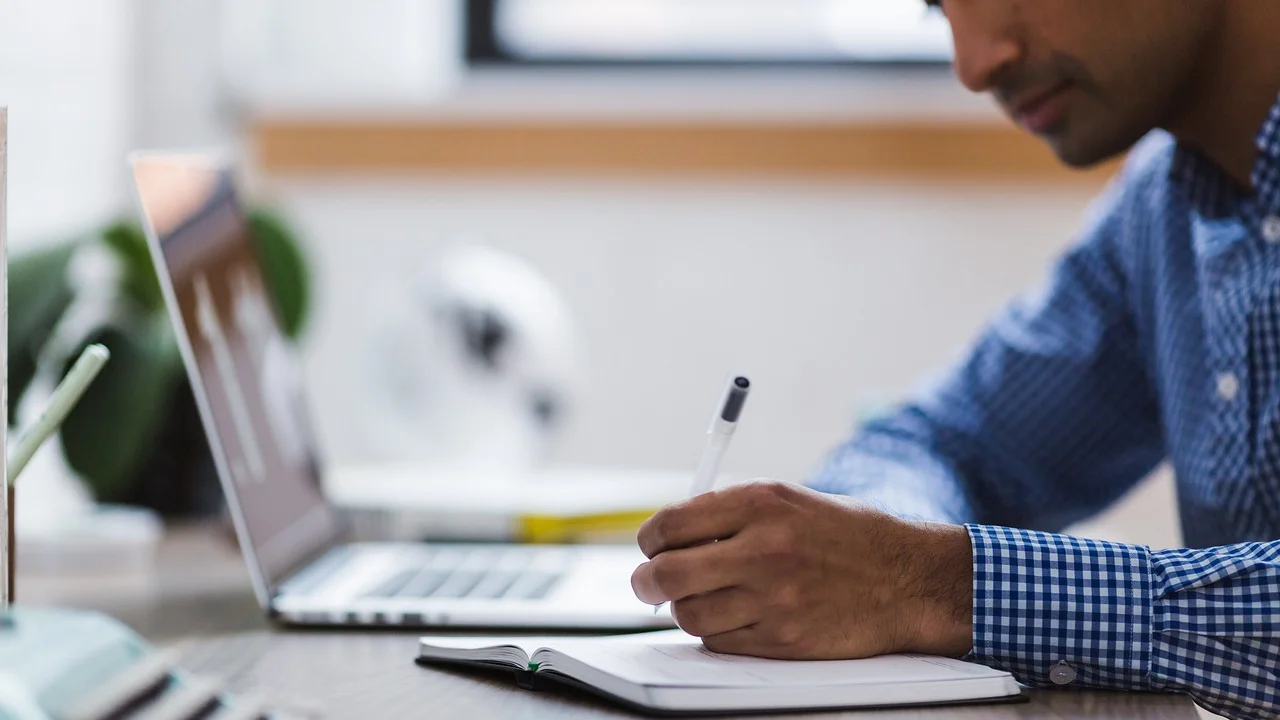 Dicionário e caderno usados para praticar pronúncia.