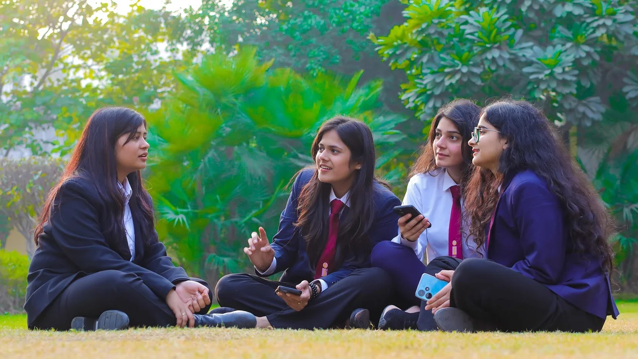 Adulto e adolescente conversam em um ambiente tranquilo