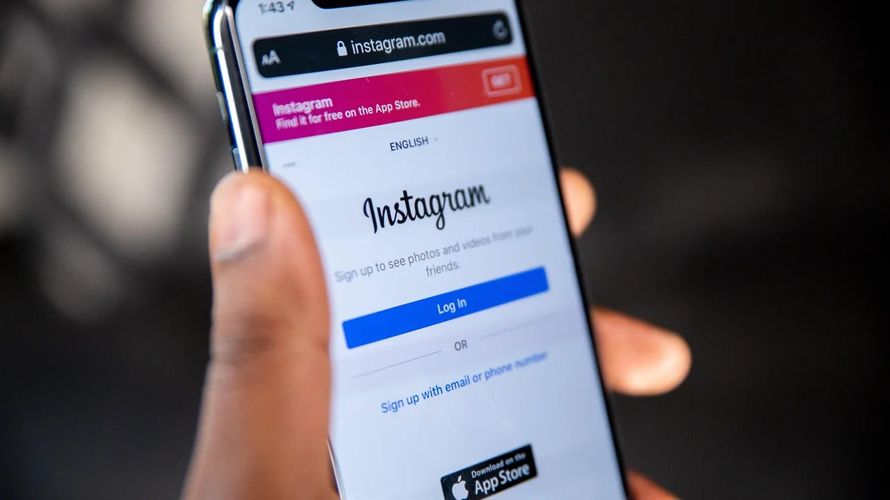 Usuária acessando uma conta digital pelo celular
