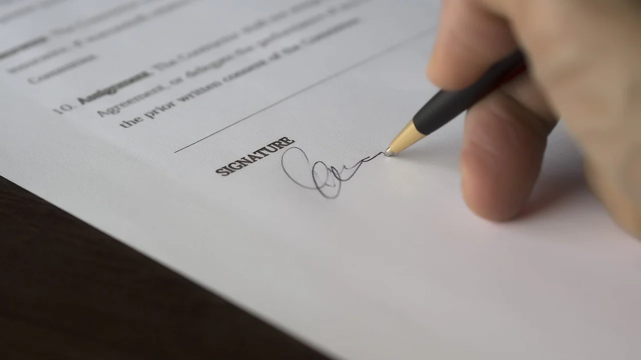 Contrato financeiro e calculadora usados na análise de custos.