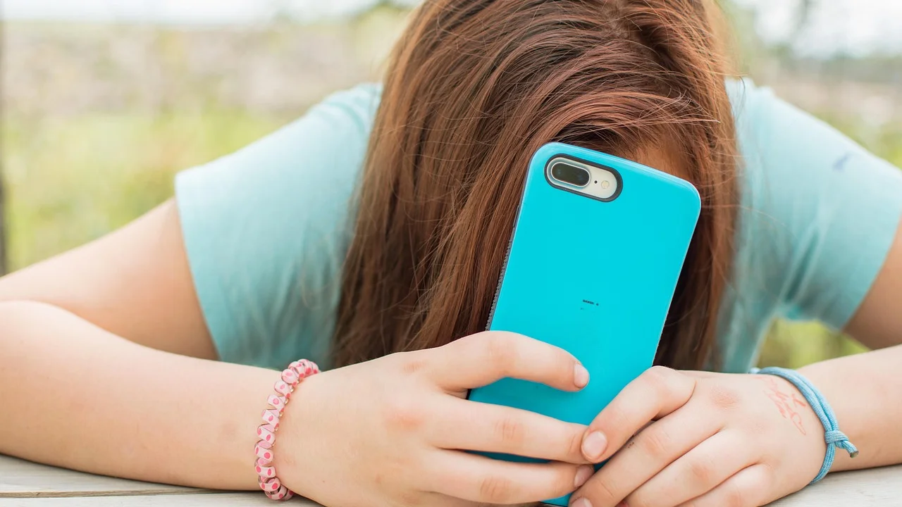 Estudante consulta informações do benefício pelo celular.