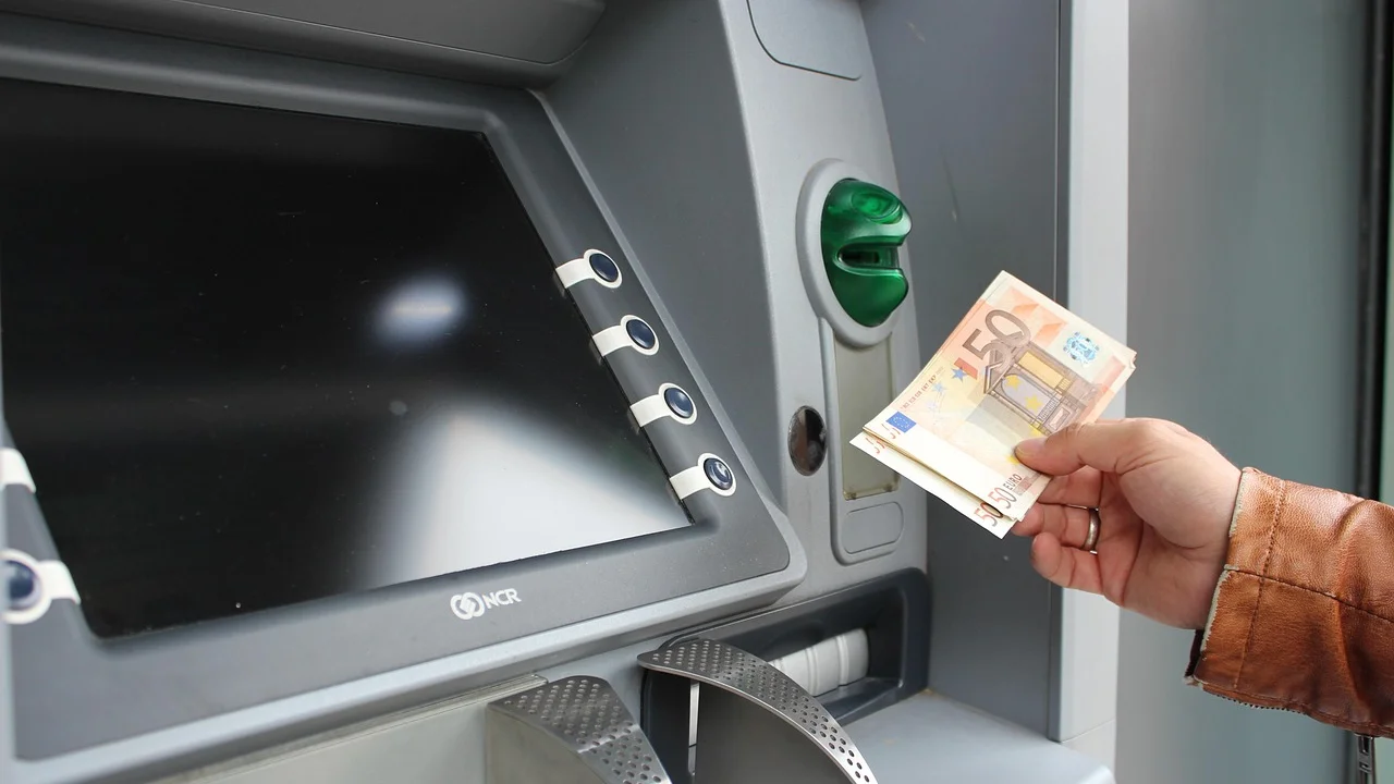 Cliente confere dados de uma transação antes de salvar o comprovante.
