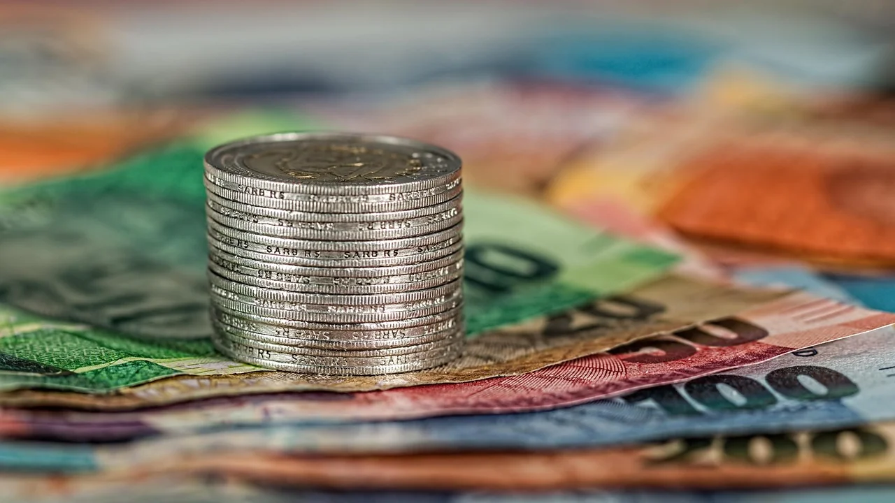 Cofrinho ao lado de lista de metas financeiras